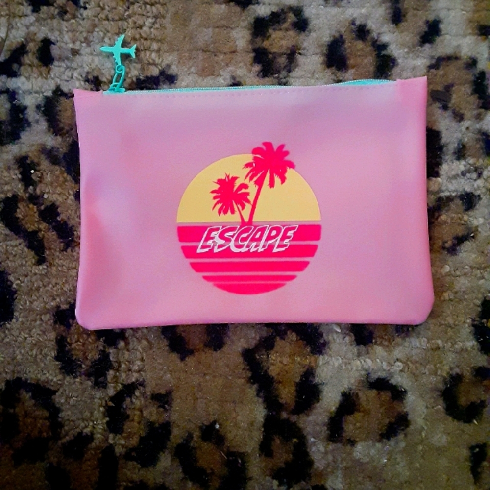new "ESCAPE" make up bag !
